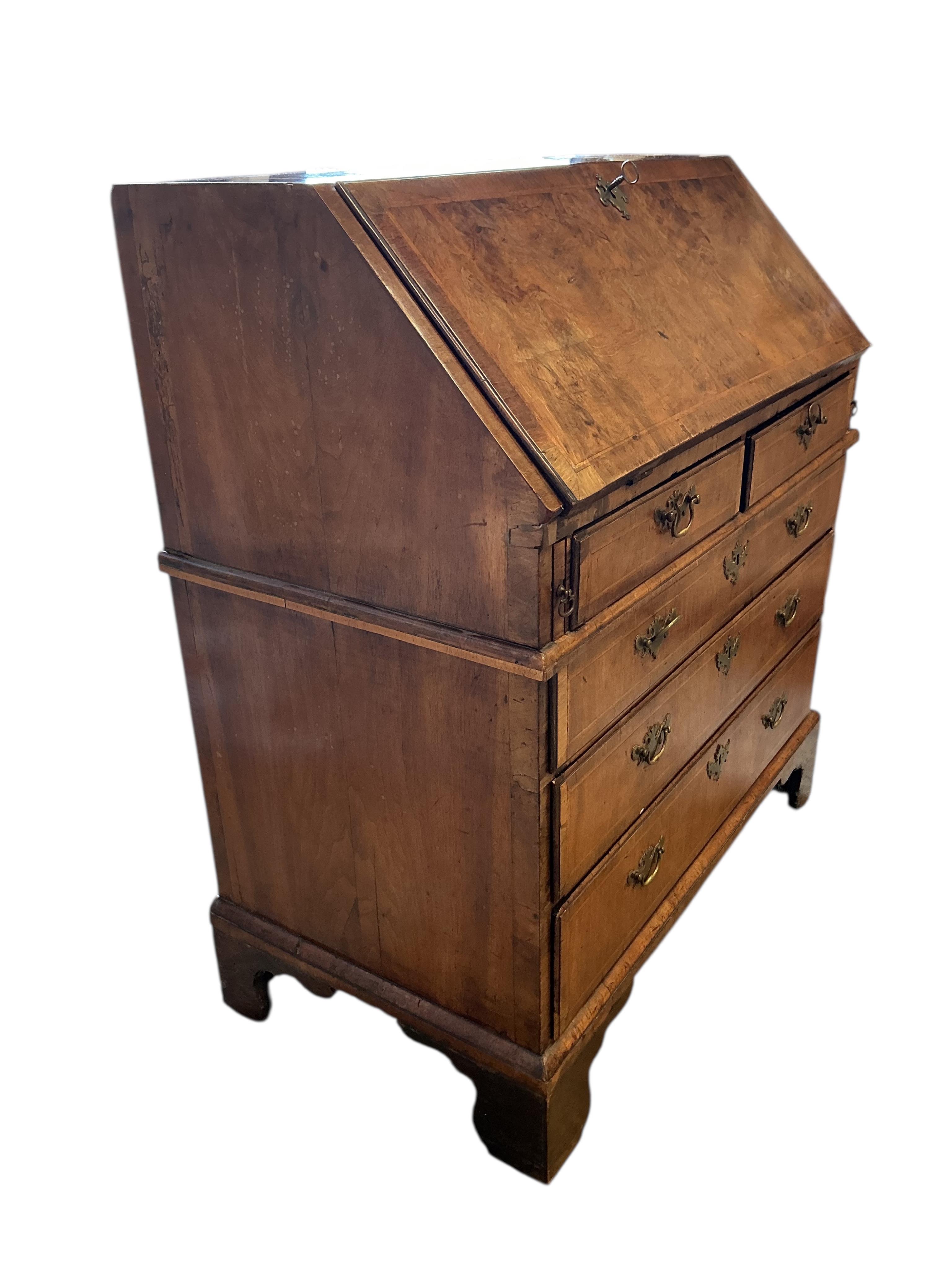 A George I feather banded walnut bureau, width 95cm, depth 52cm, height 106cm